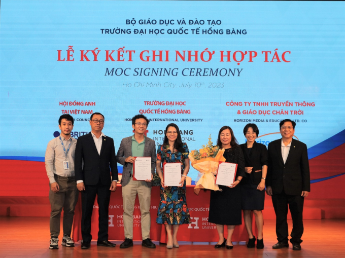 Đại diện HIU cùng các đối tác trong buổi lễ ký kết. Ảnh: HIU