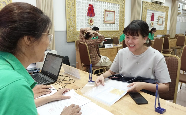 Hướng dẫn phụ huynh hoàn thiện hồ sơ cho con vào lớp 1 tại một trường tiểu học ở quận 3, TP.HCM - Ảnh:NHƯ HÙNG
